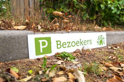 VLO_entree_parkeer-bordje-gasten_600.jpg Parkeren bezoekers | Veluwe Lodges Otterlo